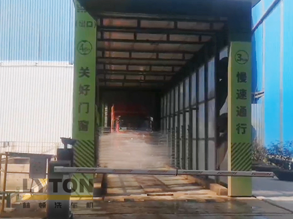 南京林頓ZX-400型自行式洗車(chē)機(jī)作業(yè)視頻，廣泛應(yīng)用于園林環(huán)保、城市管理及固體垃圾填埋場(chǎng)、煤礦、有色金屬礦場(chǎng)等場(chǎng)所